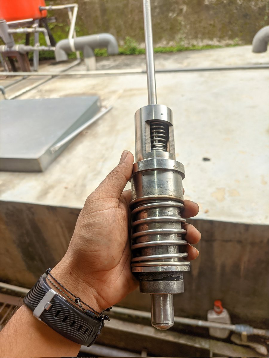 ujung_kertas's tweet photo. Tau gak kamu tuh kalau di tinggal jangan rewel sekarang kamu punya kembaran , rewel lagi aku banting ya wwkw dasar mesin https://t.co/c8vT1mcxT2