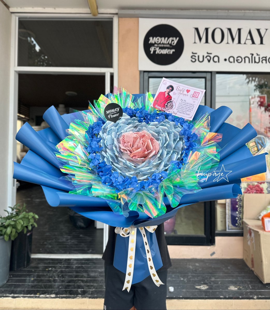 biupage's tweet image. A little special Blue Valentine’s Day gift for our Biu. A lone rose but never alone, surrounded by an ocean of luve 💙

Thank you to @Raffie79 &amp;amp; @mmiintyy for organizing this surprise gift 🥰

#buildjakapanincredible
#buildjakapaninvicible
#BuildJakapan #Beyourluve @JakeB4rever