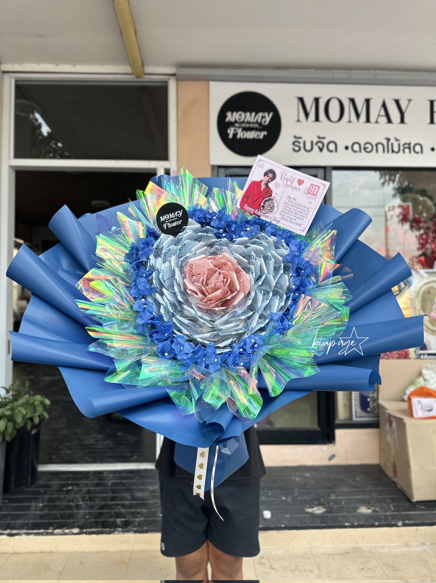 biupage's tweet image. A little special Blue Valentine’s Day gift for our Biu. A lone rose but never alone, surrounded by an ocean of luve 💙

Thank you to @Raffie79 &amp;amp; @mmiintyy for organizing this surprise gift 🥰

#buildjakapanincredible
#buildjakapaninvicible
#BuildJakapan #Beyourluve @JakeB4rever