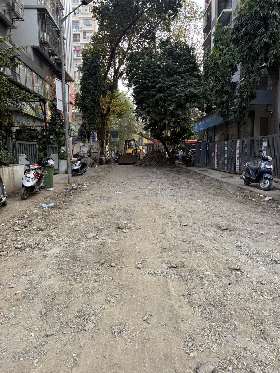 kshreyash's tweet photo. @mybmc @BJP4India This is a lane opposite to Suvarna Hospital lane in Kastur park, Borivali. It leads to the main road. Why can’t the construction happen one side of the road at a time? How will an ambulance/ fire brigade get in if there is an emergency? https://t.co/0i1312SXRx