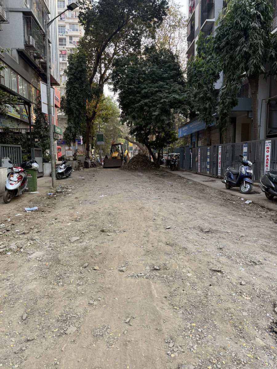 kshreyash's tweet photo. @mybmc @BJP4India This is a lane opposite to Suvarna Hospital lane in Kastur park, Borivali. It leads to the main road. Why can’t the construction happen one side of the road at a time? How will an ambulance/ fire brigade get in if there is an emergency? https://t.co/0i1312SXRx