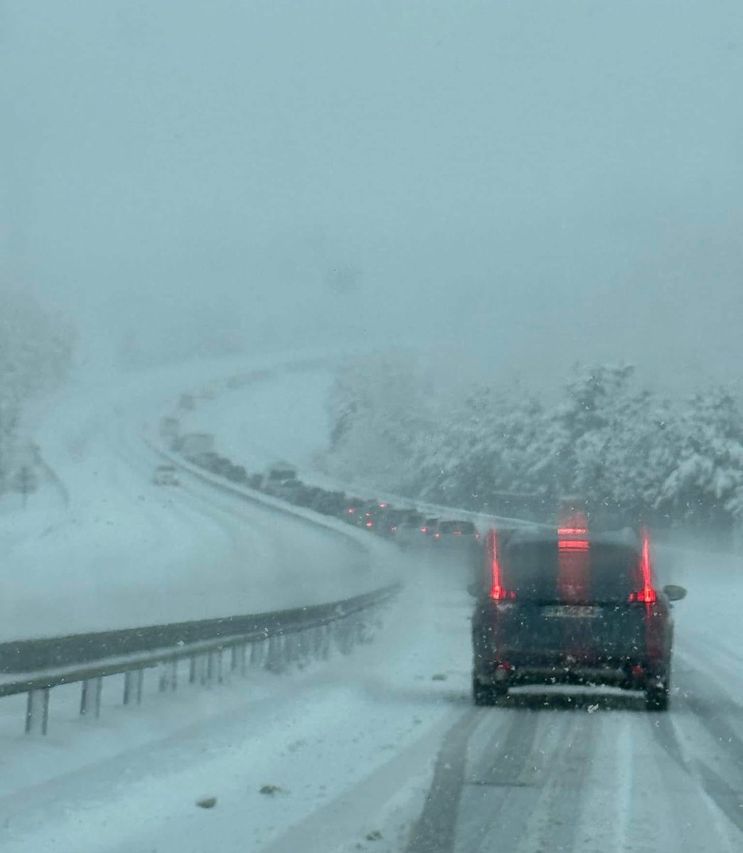 meteo60's tweet image. La circulation est paralysée du côté de l'#A75 en #Lozère à la mi-journée en raison des fortes chutes de #neige persistant depuis la nuit dernière sur le secteur. Ici à Aumont-Aubrac.
Photo via @infoccitanie