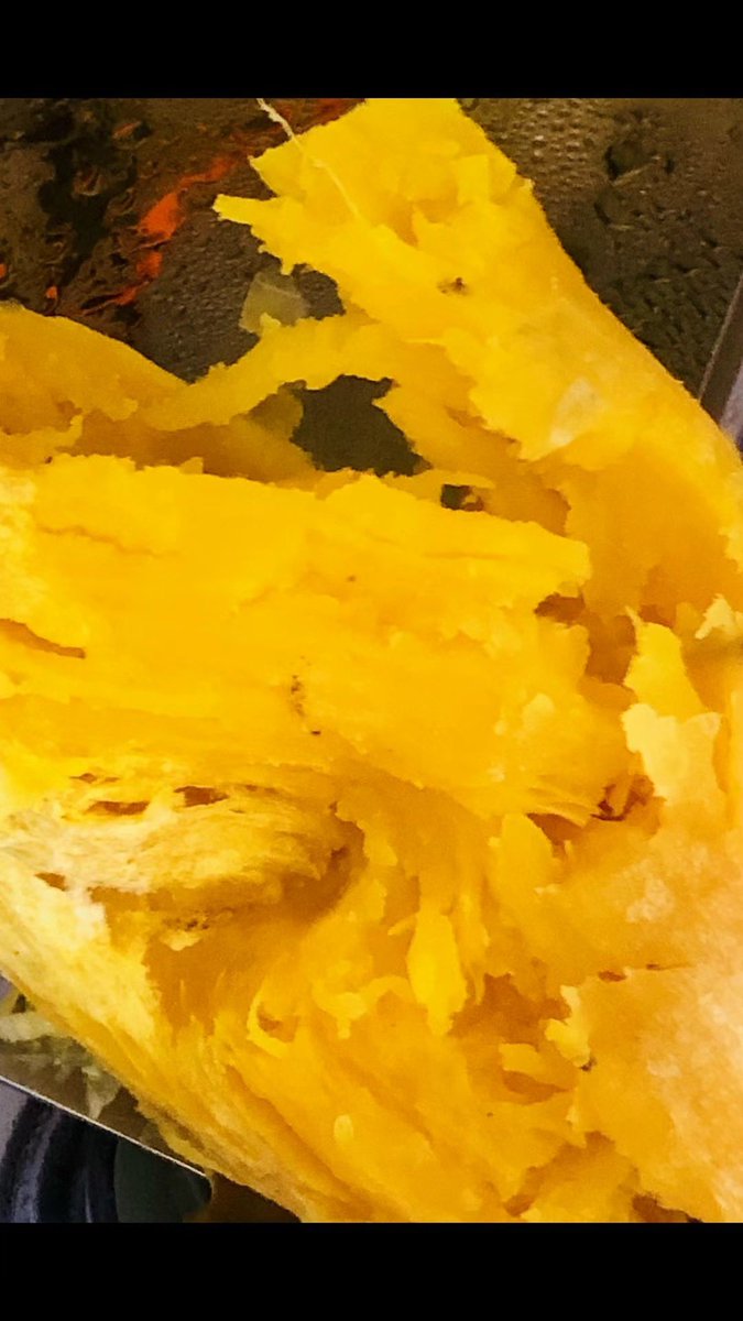 红薯的最简单做法是用湿的厨房纸巾包裹后放微波炉里大火加热十分钟，效果绝对好，我刚测试过了☺️