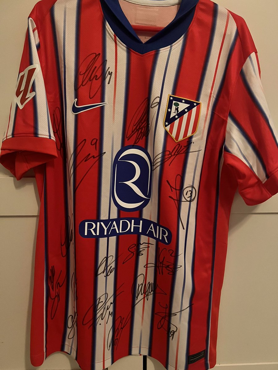 Todos los días juega el Atleti, y desde hoy estará presidiendo el salón un regalo muy especial para toda mi familia. Gracias infinitas a mi querido amigo <a href="/Peraclites/">Peráclites</a> por traernos un símbolo con tanto valor. Aúpa <a href="/Atleti/">Atlético de Madrid</a>