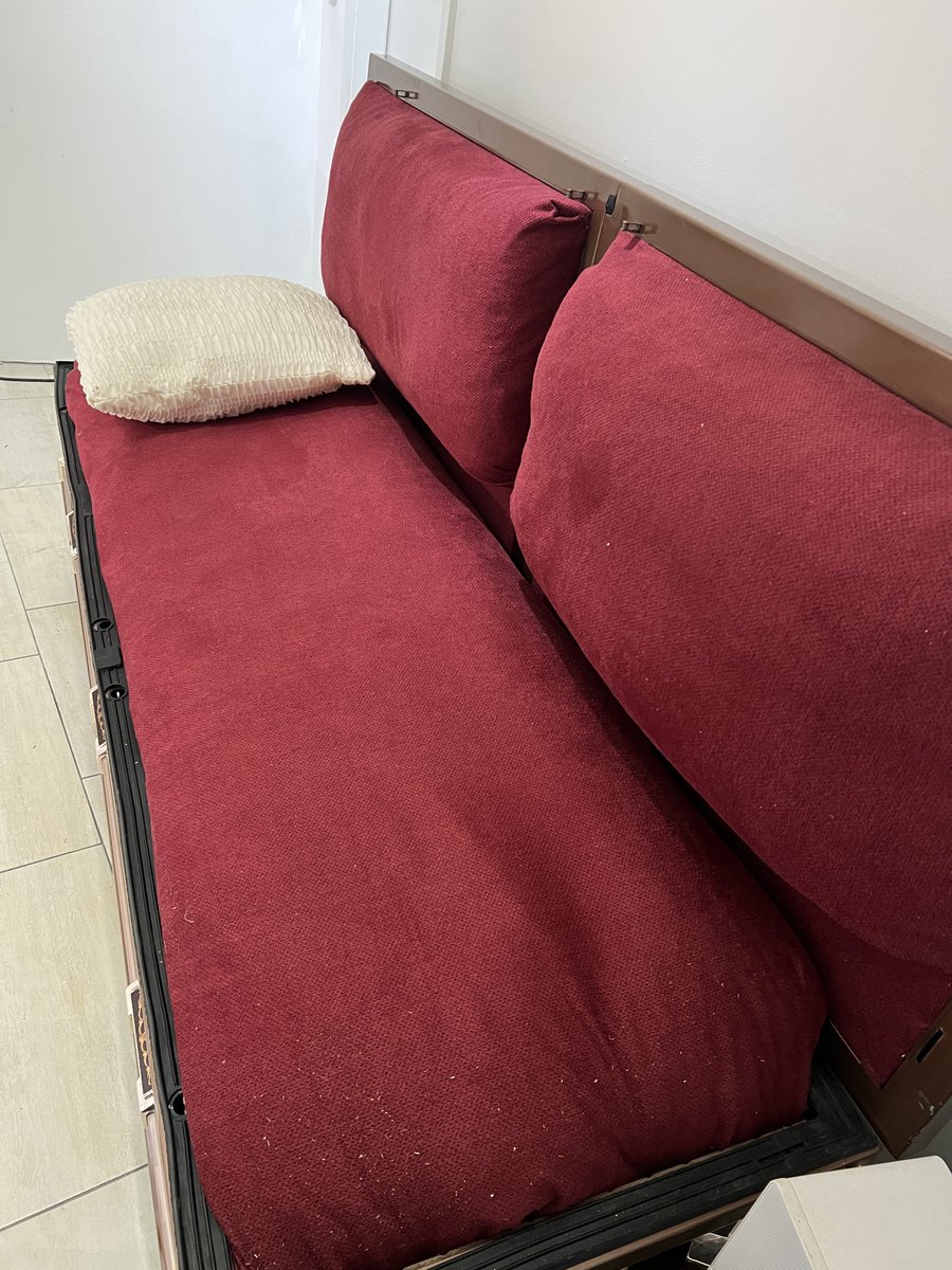 Möchte jemand einen echten amerikanischen Stahlsarg haben, welchen ich als Sofa umgebaut habe?

Die Polster lassen sich abnehmen und man kann ihn theoretisch auch wieder als Sarg nutzen (In Deutschland nicht möglich!)

Ja, auch als Bett oder Bar ließe er sich nach Umbau nutzen.