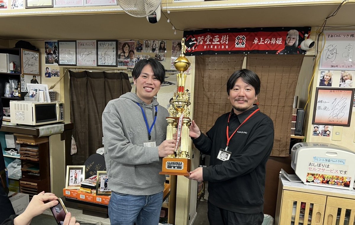 riki9944's tweet image. 本日の #勝又健志 プロ  #仲林圭 プロのゲストイベントは無事終了致しました😊
ご参加いただいた皆様、ありがとうございました☺

#麻雀大会 ご優勝は仲林プロ🏆
当店では二度目のご優勝🥇
おめでとうございます✨

雀王連覇のお祝いもさせていただきました🎂🎉㊗️

お疲れ様でした🍀

 #千葉市
 #麻雀