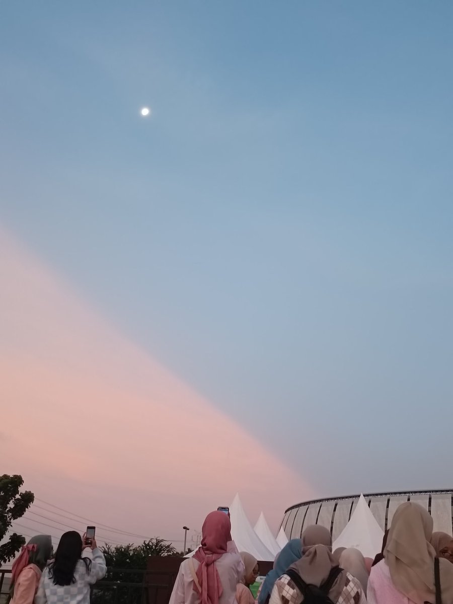 caratstalk's tweet image. [17s] Langit pun merestui 🩵🩷🥹