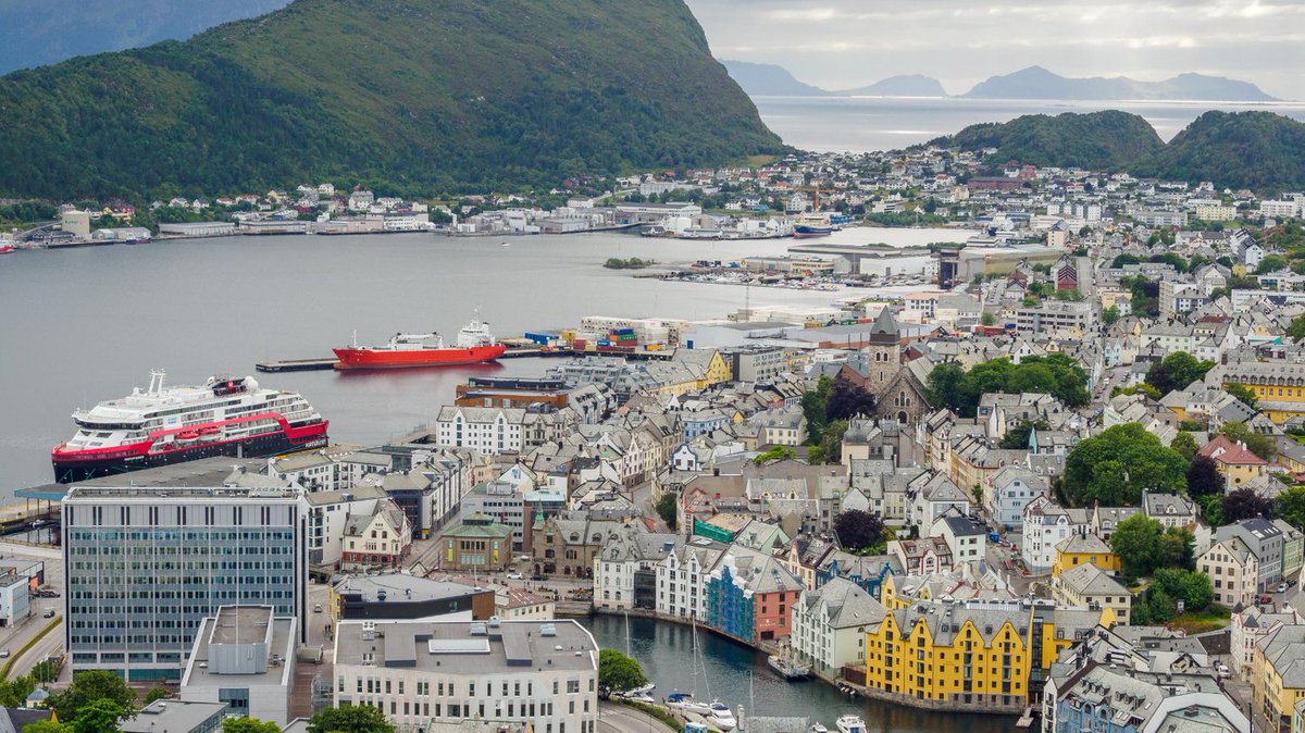 DestiExplorers's tweet photo. 🏔 Ålesund, Norway – A Nordic Fairytale! 🇳🇴
This stunning coastal town is one of Norway’s most beautiful hidden gems! It is a dream destination!
🎥 More travel inspiration on our YouTube &amp; blog:
👉 https://t.co/3jXGnWiunt
#Ålesund #VisitNorway #ScenicTravel #BucketList https://t.co/hjsw22xpKi