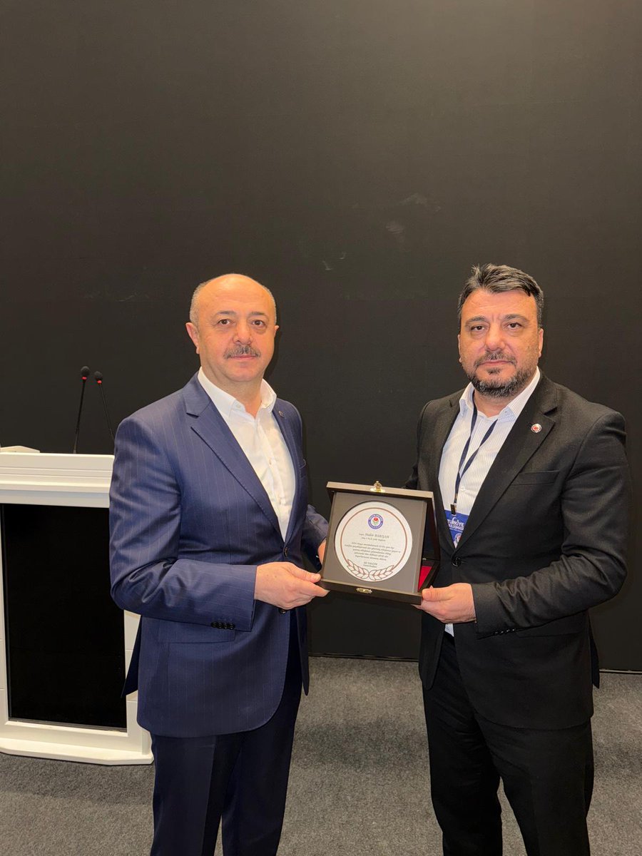mahir_bar's tweet photo. Hedefler yeni hedeflere ,seferler yeni zaferlere zaferler yeni seferlere gebedir.
Çalışmanın ,verilen emeğin takdir edilmesi 
Yapılan işe saygınlık kazandırdığı gibi aidiyeti arttırır, motivasyon üretir
Hedeflerimizi gerçekleşecektirmemiz nedeniyle plaketimizi aldık
@_aliyalcin_ https://t.co/lapwtePiFz