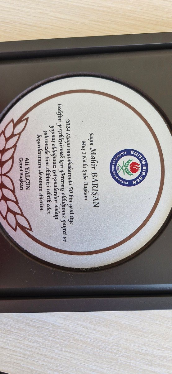 mahir_bar's tweet photo. Hedefler yeni hedeflere ,seferler yeni zaferlere zaferler yeni seferlere gebedir.
Çalışmanın ,verilen emeğin takdir edilmesi 
Yapılan işe saygınlık kazandırdığı gibi aidiyeti arttırır, motivasyon üretir
Hedeflerimizi gerçekleşecektirmemiz nedeniyle plaketimizi aldık
@_aliyalcin_ https://t.co/lapwtePiFz