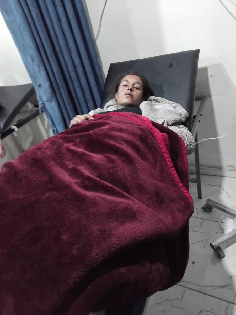 Türk devleti tarafından Kobani’ye bağlı Aşme köyüne düzenlenen İHA/SİHA saldırısında çoğu çocuk toplam 8 kişi yaralandı. 3 yaşındaki İsmail Salih Hemo,7 yaşındaki Hûda Salih Hemo ve 15 yaşındaki Rodî Mihemed Hebeş bulunuyor. Saldırı bölgede büyük tepkiye neden oldu. #Aşme #Kobani