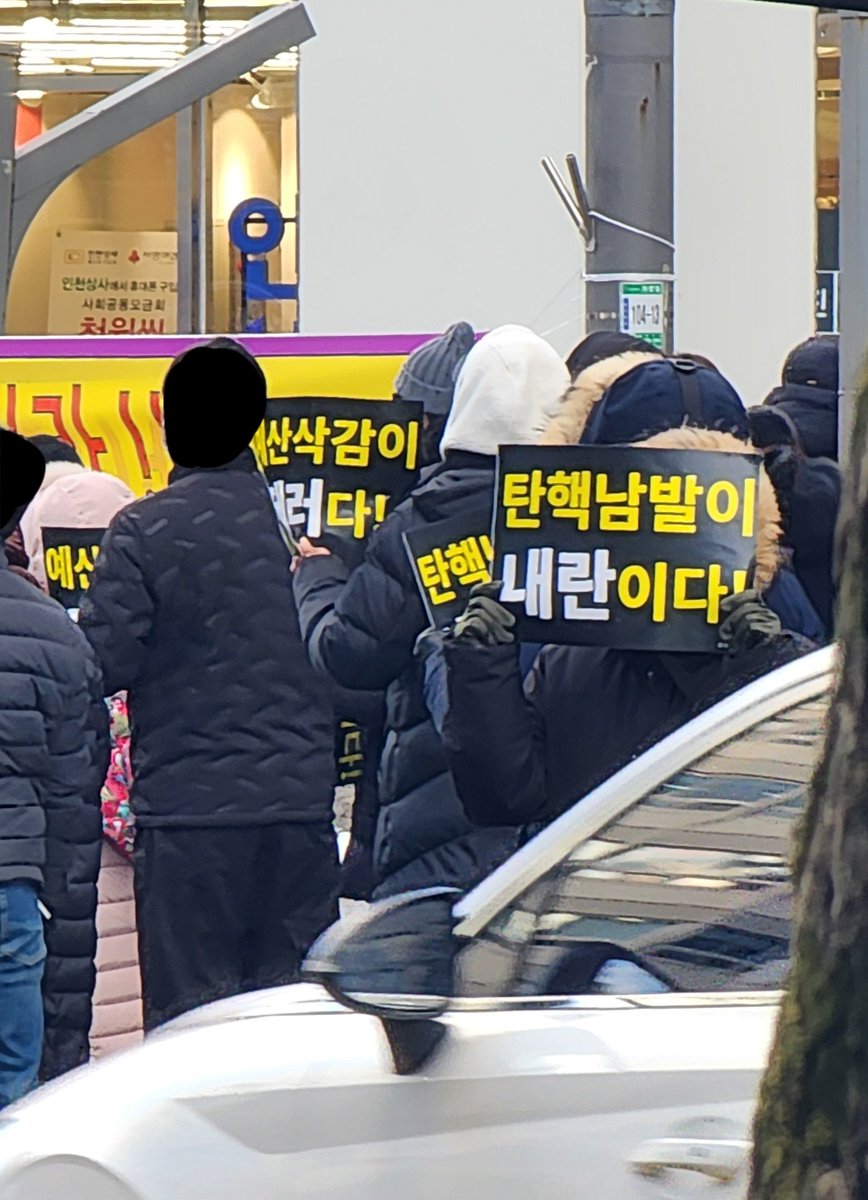 518 민주도시 광주에서 말도 안되는 일이 벌어졌습니다.

금일 광주 충장로 알라딘 앞에서 벌어진 윤석열 탄핵반대 집회입니다.
60여명이 참석했고,
518의 아픔을 간직한 전일빌딩 앞입니다.

돌아오는 토요일, 15일에 이보다 더한 수가 모여 집회를 한다 예고했습니다.