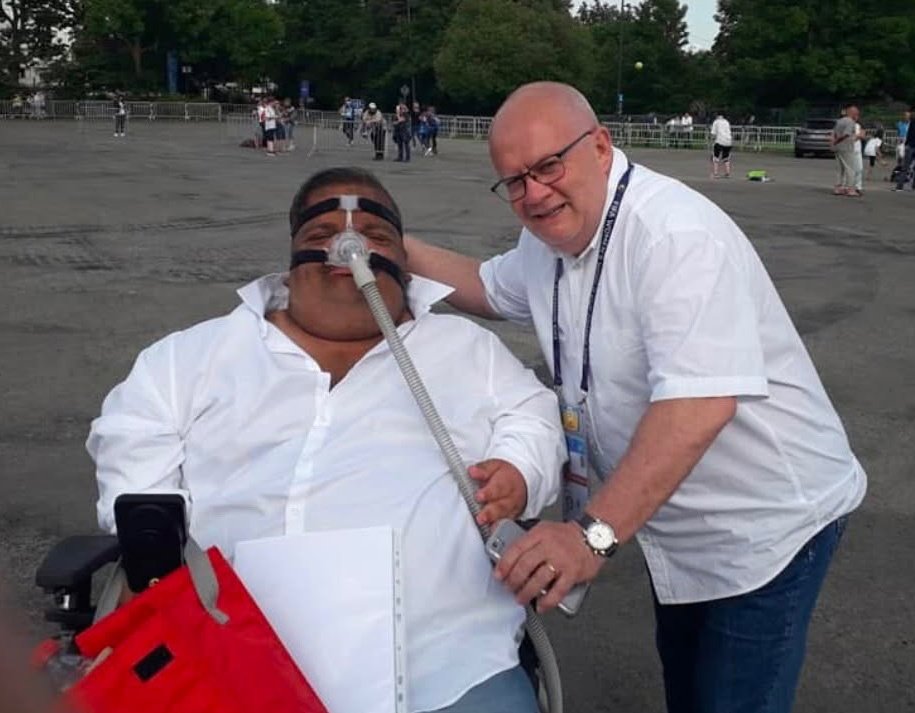 Il était au bord du terrain avec son fauteuil roulant, supporteur de <a href="/EAGuingamp/">En Avant Guingamp</a> mais aussi du <a href="/staderennais/">Stade Rennais F.C.</a> Je le croisais souvent avant ou après les matches pour de belles discussions. Il m'avait fait découvrir, chez lui, son incroyable collection de maillots ! #RIP Jimmy 😪