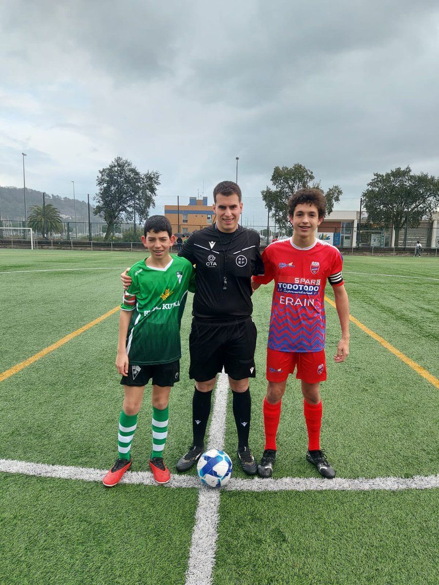 gipuzkoafutbola's tweet photo. Istripu larri batek zelaietatik kanpo utzi zuen Jorge de la Sota eta gaur, ia bi urteren ostean, partidua zuzendu du berriro. Hainbat epaile eta Manu Diaz lehendakaria Hondarribian izan dira epaileari babesa ematen. https://t.co/5DCqELJQS7