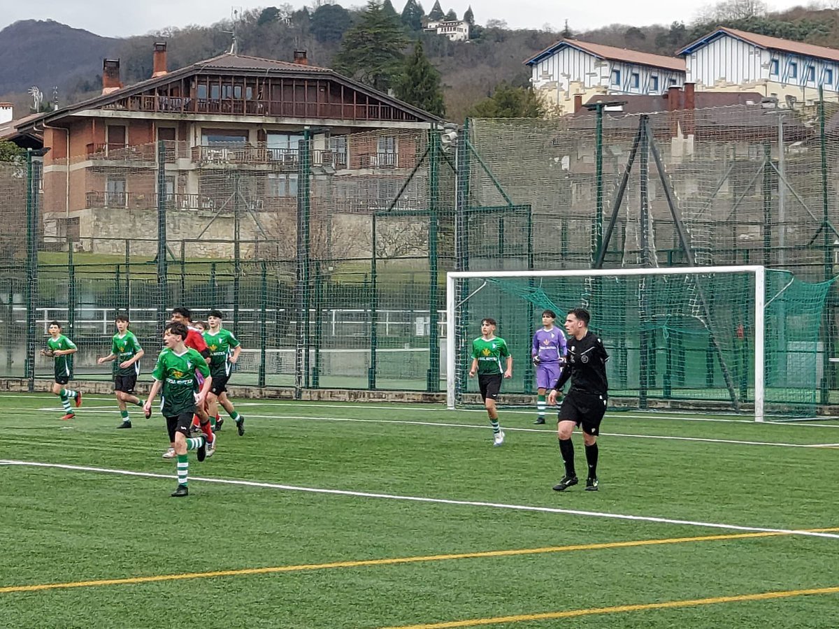 gipuzkoafutbola's tweet photo. Istripu larri batek zelaietatik kanpo utzi zuen Jorge de la Sota eta gaur, ia bi urteren ostean, partidua zuzendu du berriro. Hainbat epaile eta Manu Diaz lehendakaria Hondarribian izan dira epaileari babesa ematen. https://t.co/5DCqELJQS7