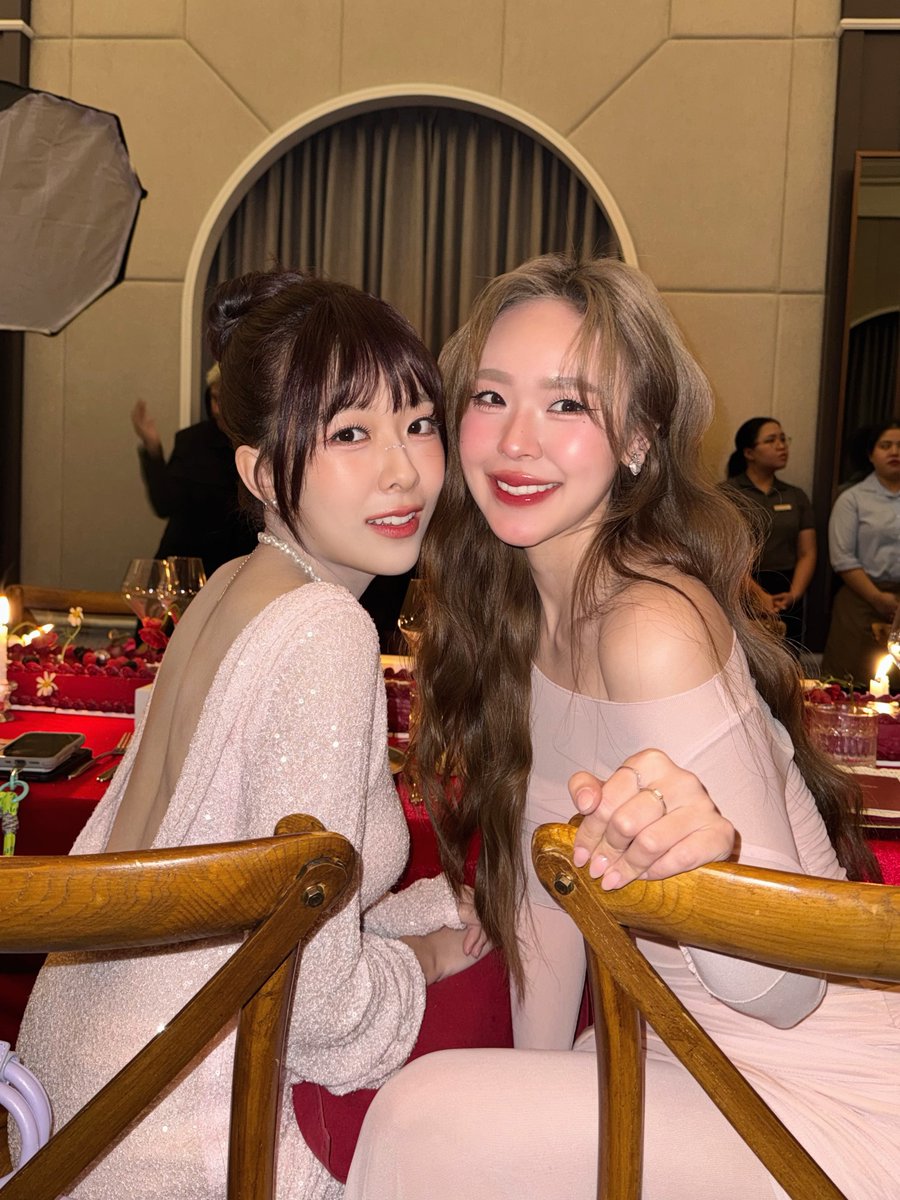 junewanwimol19's tweet photo. ทานข้าวก่อนน้าาาา 😋

1ST JMN EVENT X FABRIQUE

#Fabriquexkos #FabriqueLoveSoirée #junewanwimol https://t.co/l1yIJrFNBK