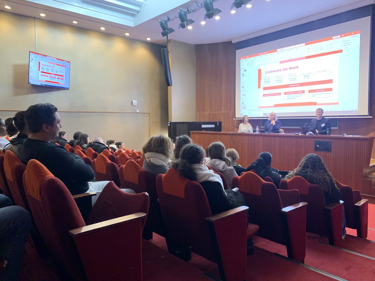 Conférence de la licence de droit, parcours Droit anglo-américain, animée par le responsable Monsieur Douglas Yates et des étudiantes ambassadrices