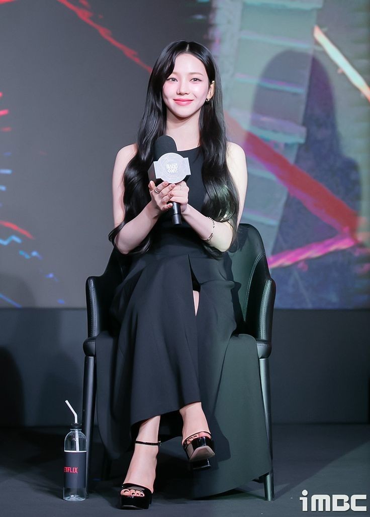 K π¦ (@karinsva) on Twitter photo @ENHYPENYANGS <a href="/domiokamai/">Mai. (2004)</a> <a href="/byPerchance/">BEBYπ</a> Ia menerima mikrofon dengan anggukan kecil kepada MC, lalu menarik napas dalam-dalam. Sorot matanya menyapu ruangan, mencari wajah-wajah akrab yang membuatnya merasa utuh di tengah keramaian. Senyum hangatnya menghapus sisa-sisa kegugupan yang sempat mampir. @ENHYPENYANGS <a href="/domiokamai/">Mai. (2004)</a> <a href="/byPerchance/">BEBYπ</a> Ia menerima mikrofon dengan anggukan kecil kepada MC, lalu menarik napas dalam-dalam. Sorot matanya menyapu ruangan, mencari wajah-wajah akrab yang membuatnya merasa utuh di tengah keramaian. Senyum hangatnya menghapus sisa-sisa kegugupan yang sempat mampir.