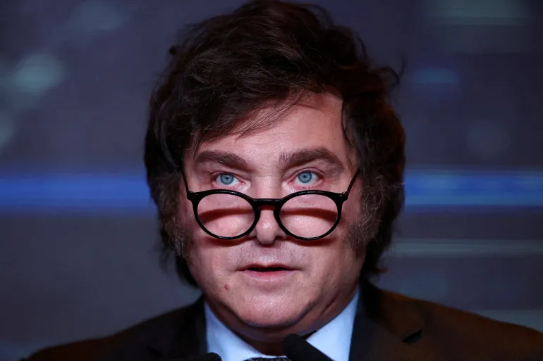Pascal_Beuvelet's tweet photo. Javier MILEI 
« l’État, c’est presque la négation de la liberté. 
⛔️Les politiciens voleurs et corrompus ; 
⛔️Les entrepreneurs qui vivent des faveurs de l’État ;
⛔️Les syndicalistes qui travaillent contre les travailleurs ;
⛔️Les journalistes corrompus ;
⛔️Les employés des secteurs public et privé qui gravitent autour du système et se nourrissent sur la bête. 
Peu importe leur étiquette politique, ils opèrent tous en faveur de l’État car c’est de lui qu’ils tirent leurs avantages et leurs revenus .»