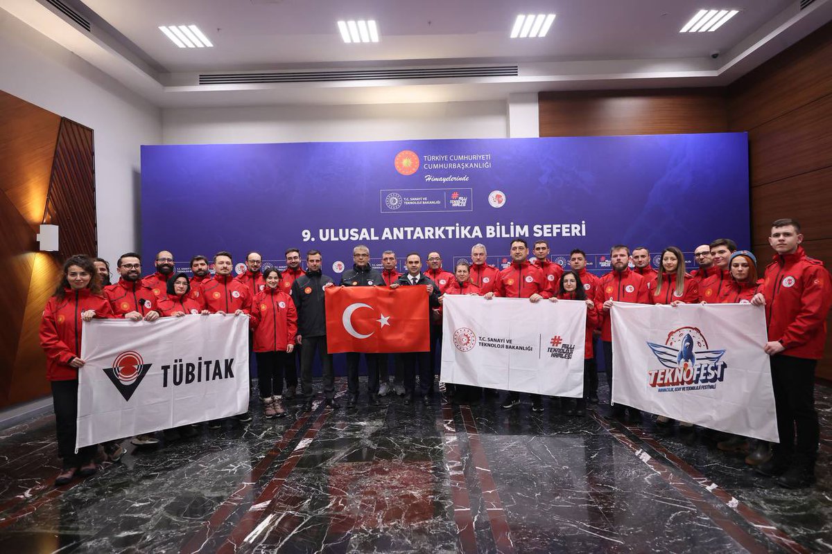 mfatihkacir's tweet photo. 🇹🇷 9. Ulusal Antarktika Bilim Seferi ekibimizi İstanbul'dan uğurladık.

🧪 16 Türk bilim insanı ile birlikte 4 yabancı araştırmacının da dahil olduğu 20 kişilik ekip kıtada 19 bilimsel proje ve çalışma gerçekleştirecek.

♻️ TÜBİTAK destekli projeler kapsamında mikrobiyoloji, ekoloji, çevre kimyası, biyoteknoloji ve jeodezi alanlarında araştırmalar yürüteceğiz. 

🥇Geçtiğimiz yıl düzenlediğimiz Lise Öğrencileri Kutup Araştırmaları Proje Yarışmasında “İnsansız Kutup Hava Aracı” projesi ile birinci seçilen takımın üyesi 3 öğrencimiz, sefer kapsamında projelerini yerinde test edecek. 

❄️ Cumhurbaşkanlığı himayelerinde gerçekleştirdiğimiz bu seferlerde elde ettiğimiz tecrübe ve bilimsel bulgularla birlikte, önümüzdeki dönemde Antarktika Antlaşması kapsamında danışman üye statüsü kazanarak, beyaz kıtanın geleceği hakkında Türkiye olarak söz sahibi olmayı amaçlıyoruz. 

Bilim insanlarımızın yolu açık olsun! ✈️🚢