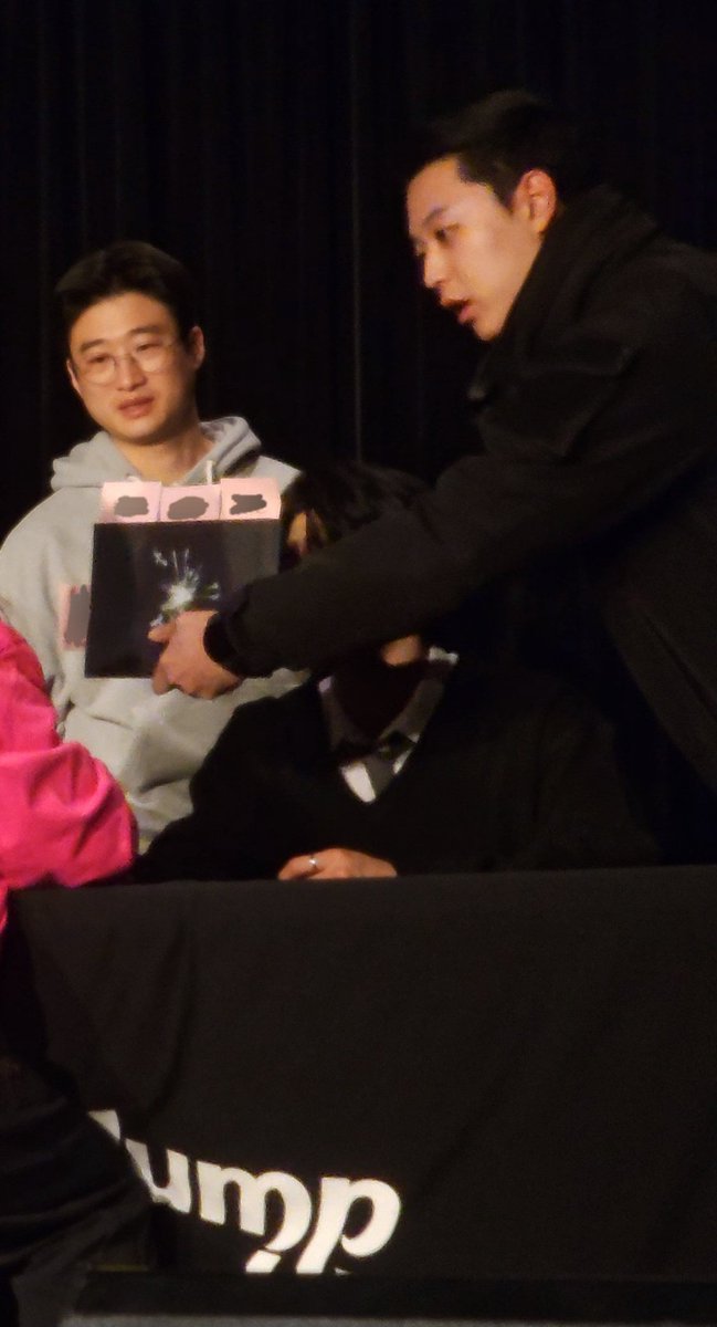 kksquarekk's tweet photo. 사인회 진행 시간 딱 **1분 10초** 부터,  
계속 손과 앨범으로 팬과 멤버 사이의 시선을 가로막으셨는데,  
이게 팬을 대하는 방식인가요?  
사인 진행 시간에 대한 규정은 없나요?  
아니면 여러분 마음대로 팬에게 불필요하고 무례한 방해를 하시는 건가요?
@VannerOfficial @JumpUp_ent https://t.co/hIgcyGoth8