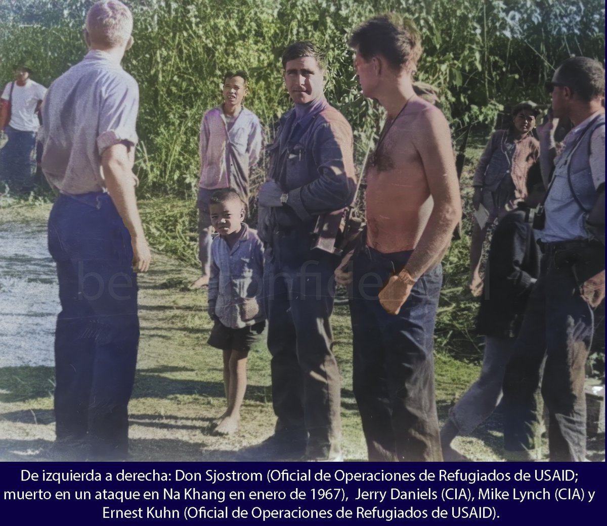 kalterkrieg2's tweet photo. Los medios controlados se están poniendo muy nerviosos con las revelaciones de que casi todos ellos habían estado recibiendo donaciones y subvenciones de la agencia de la CIA para el desarrollo, USAID. Han puesto en marcha las consabidas "teorías de la conspiración" y a sus batallones de "fact-checkers" para desmentir los sobornos que recibían de USAID. Abierta la caja de Pandora, desde el New York Times hasta Associated Press, pasando por CNN y The Guardian luchan desesperadamente por negar que, ellos o sus filiales mediáticas, estaban en la órbita de la CIA (léase USAID). Vamos, que ya no engañan a nadie. Incluso un republicano ha dicho que la USAID "es vital para los intereses estadounidenses en la batalla comercial contra China y no puede ser abolida". De cajón imperialista.

La USAID ha sido un instrumento de guerra psicológica (y de la otra) de la CIA contra el mundo desde su fundación por JFK en 1961. Un ejemplo de esto lo constituye la intervención de la CIA-USAID en las guerras de Vietnam y Laos. En 1967 fueron captados en una foto (abajo) varios miembros de USAID y la CIA en la aldea de Na Khang, en Laos, actuando conjuntamente en operaciones subversivas en dicho país. Mientras la CIA se dedicaba a realizar actividades encubiertas asesinando comunistas, la USAID se encargaba de los refugiados víctimas de la guerra que había provocado EE.UU.

En román paladino: la USAID, junto con la NED (Fundación Nacional para la democracia) es el mayor instrumento de injerencia política y manipulación social de EE.UU en el exterior. La USAID ha comprado periodistas, políticos, líderes sociales y ha controlado todos los proyectos de la "sociedad civil" en muchos países para promover cambios de régimen favorables a EE.UU o simplemente para evitar un giro antiamericano o rebelión social en los Estados donde operaba dicha agencia. Todo ello utilizando el pretexto de la caridad social de la "ayuda al desarrollo" y el chantaje emocional de auxiliar a las víctimas de las guerras iniciadas por los EE.UU. mediante el suministro de alimentos y medicinas. En definitiva, para que los damnificados vieran en los EE.UU. a unos desinteresados benefactores y salvadores de vidas. Que los malos eran otros. Y, la verdad, es que en estos más de sesenta años de vida de la USAID no les ha ido mal del todo. 

Las peleas de cuartel de Trump y Musk con la USAID son meramente un ajuste de cuentas con los demócratas, los mayores defensores de la penetración de esa agencia de la CIA en todos los rincones del planeta. No es una guerra de Trump en contra de que la USAID expanda sus tentáculos por el mundo. Es una guerra contra el odiado Partido Demócrata y los medios anti-Trump que fueron subvencionados fuertemente con fondos de la USAID durante las administraciones de Biden y Obama.