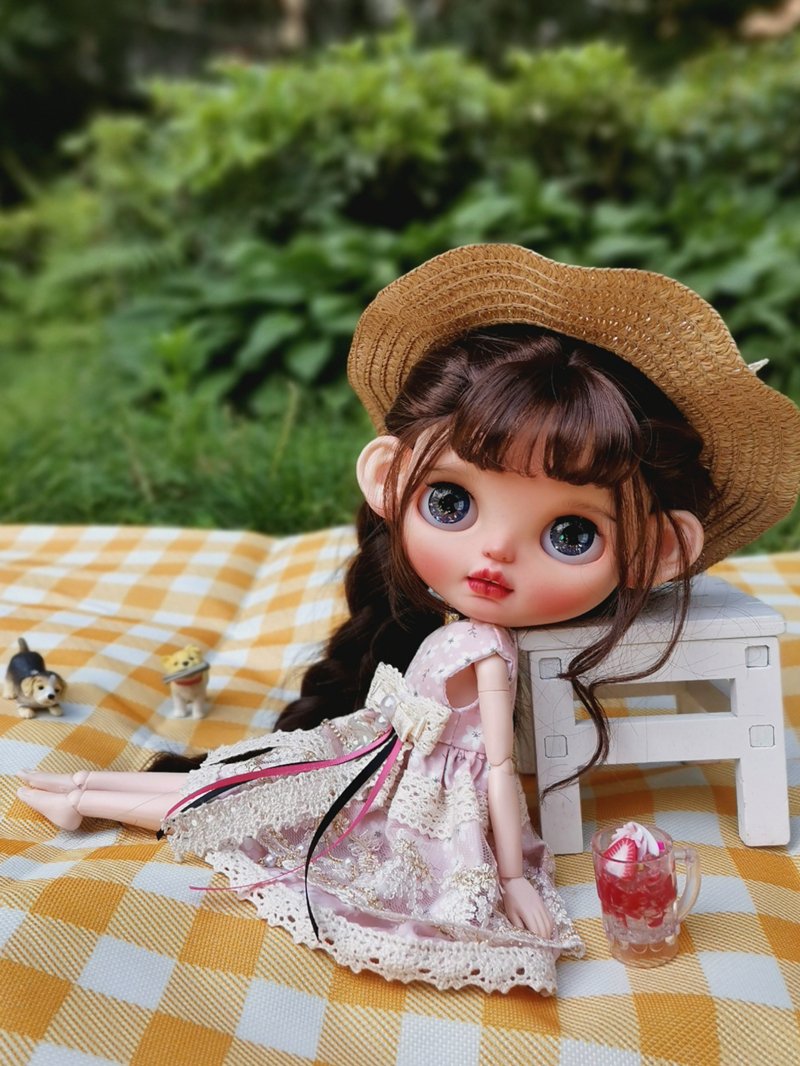 新商品！
着回し可能なワンピースセットが登場！
セット内容は、ワンピース、アウターワンピース、靴下、麦わら帽子。

blythe以外にも、azone、licca、pullipにも着用可能です👗
shop.dollcoll.com/items/98677495

#ドール服 #Blythe #ブライスアウトフィット #ブライス #ブライス好き