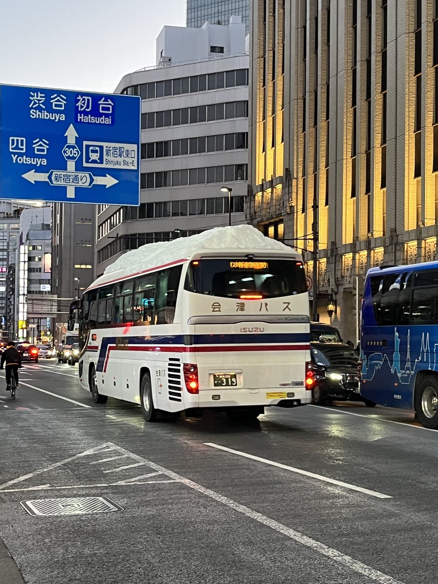 新宿伊勢丹前に雪山盛りの会津バス来て草