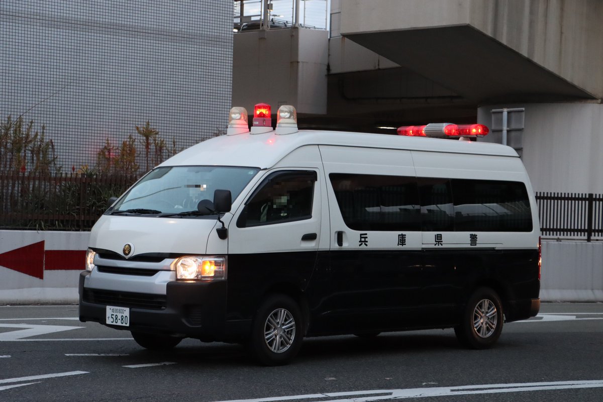 syouboubasu2's tweet photo. 天皇陛下神戸訪問による警備　その他
他府県の管機の応援はなく警備や交通規制を全て兵庫の中で済ませるため兵庫中の警察車両が集結。
運転免許試験場の検定車や豊岡の駐在所に配置されている小型警ら車まで警備に使用されていました。 https://t.co/yveOR7F4hB