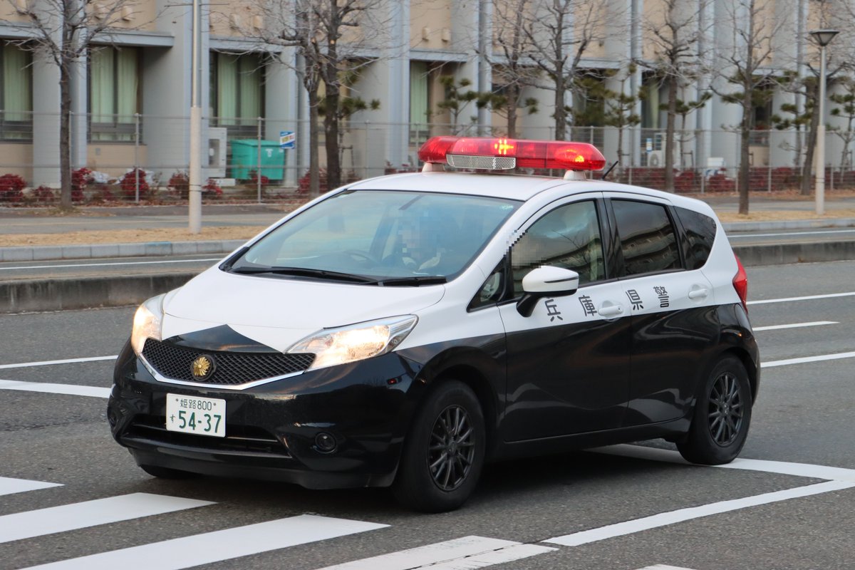 syouboubasu2's tweet photo. 天皇陛下神戸訪問による警備　その他
他府県の管機の応援はなく警備や交通規制を全て兵庫の中で済ませるため兵庫中の警察車両が集結。
運転免許試験場の検定車や豊岡の駐在所に配置されている小型警ら車まで警備に使用されていました。 https://t.co/yveOR7F4hB