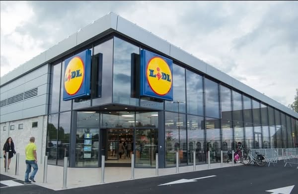 EricJacques117's tweet photo. 🔴 Les salariés de Lidl France en lutte pour revaloriser les salaires, contre l’ouverture généralisée des magasins le dimanche.
💪 Les insoumis des GA de #laRochelle, Villeneuve-les-salines et #Perigny  apportent le soutien de LFI aux employés des magasins de Puilboreau https://t.co/oe0sCbrIX4