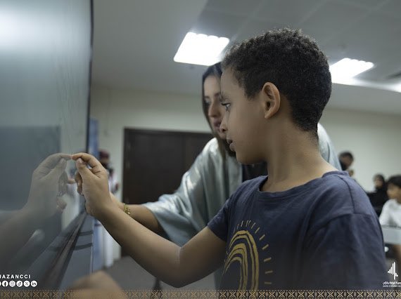 jazan_24tv's tweet photo. نظمت #أكاديمية_غرفة_جازان بالتعاون مع استديوهات وأكاديمية روائع لتعليم الموسيقى برنامجاً تدريبياً هو الأول من نوعه في #جازان بهدف تمكين الموهوبين من إتقان العزف على الآلات الموسيقية داخل بيئة تعليمية متخصصة تُحفّز الإبداع وتُنمّي المهارات الفنية.
@jazancciTraning 
@RawaeeStudios https://t.co/fX8QXaghd4