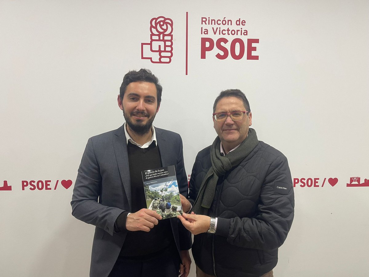 psoerincon's tweet photo. Nuestro compañero Kilian le entregó ayer el primer libro que ha publicado al secretario general del PSOE de Rincón de la Victoria, Antonio Sánchez.

"El precio de la paz. ¿Por qué hubo sesenta años de guerra fría en Colombia?", analiza este conflicto a través de 40 entrevistas. https://t.co/iU3KyCnTmF