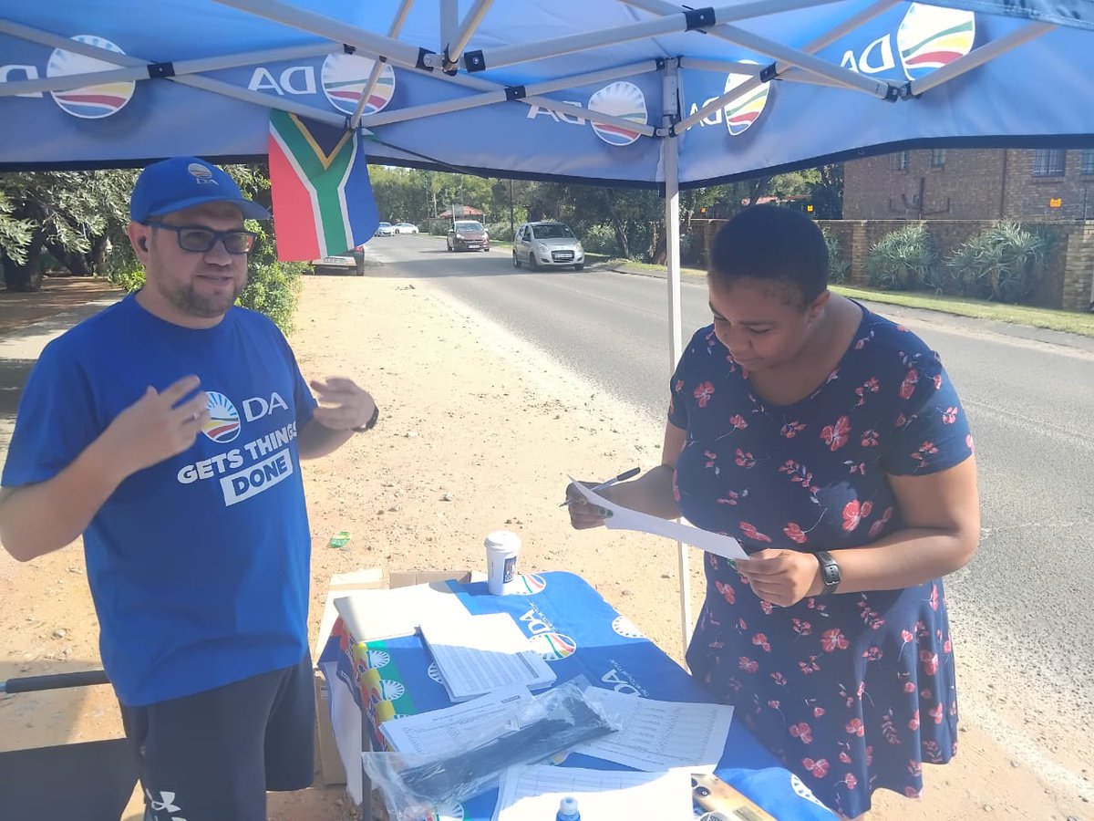 DAGauteng's tweet photo. 🚦 We are fighting broken traffic lights in Gauteng! 

The residents in Johannesburg North West Constituency, Ward 134 are taking a stand against broken traffic lights by signing our petition with Cllr Devon Steenkamp. 

Sign the petition here: https://t.co/MRKN5YVbZC https://t.co/lO5cX8oad4