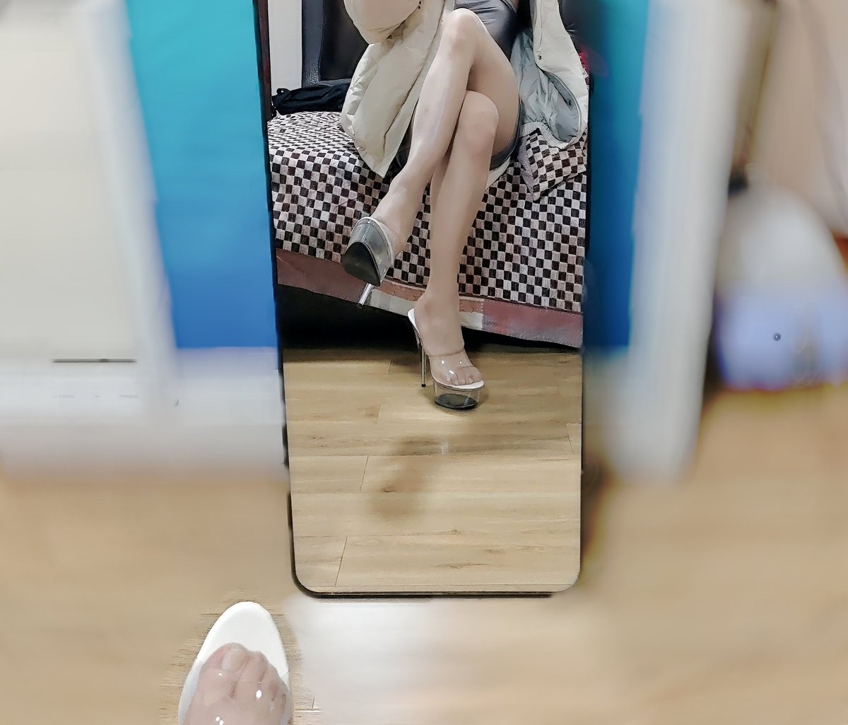 delores_na69462's tweet photo. 看什么呢～傻屄脚垫子，看见Pareo的高跟鞋底就忍不住跪下了吗～看着高跟鞋底发情上贡～看着Pareo的丝袜美腿丧志自慰～撸动着你那可笑的肉芽～幻想着Pareo的高跟鞋踩住～闻着Pareo的脚将自己的脑浆和废精喷射出来～败北白给变成Pareo脚下无脑丧志的贡奴呢🖤
#足垫 #虐阳 #高跟 #羞辱 #男娘 #bbc #贡奴 https://t.co/Nx4tj7rNae