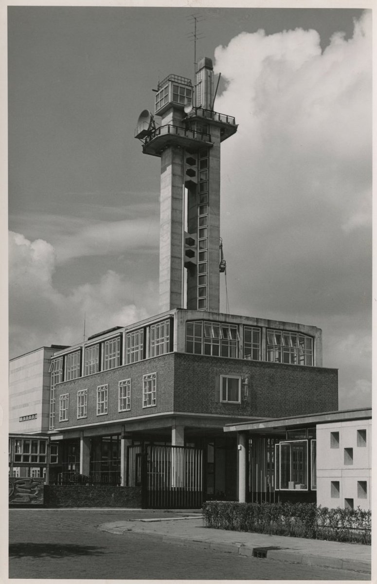 Leidschendam, Van Ruysdaellaan, het centraal laboratorium van de PTT (Dr. Neherlaboratorium).

Foto: 1957, JosPé

#haagsgemeentearchief #leidschendamvoorburg #archief #geschiedenis