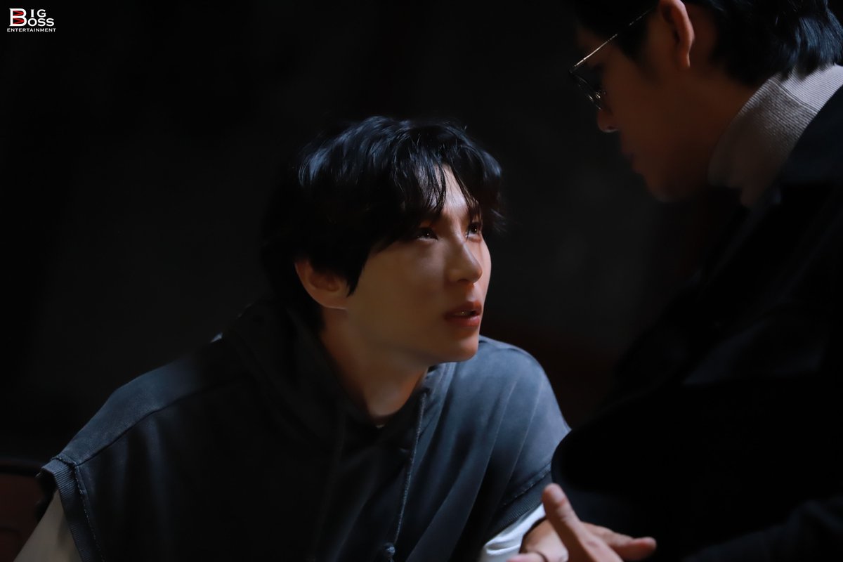 [📸PHOTO]

연극 ‘테베랜드’ 포스터 촬영 비하인드📿🏀

📌 jtwleo.bstage.in/contents/67a61…

#정택운 #JUNGTAEKWOON
#레오 #LEO
#테베랜드 #마르틴 #페데리코