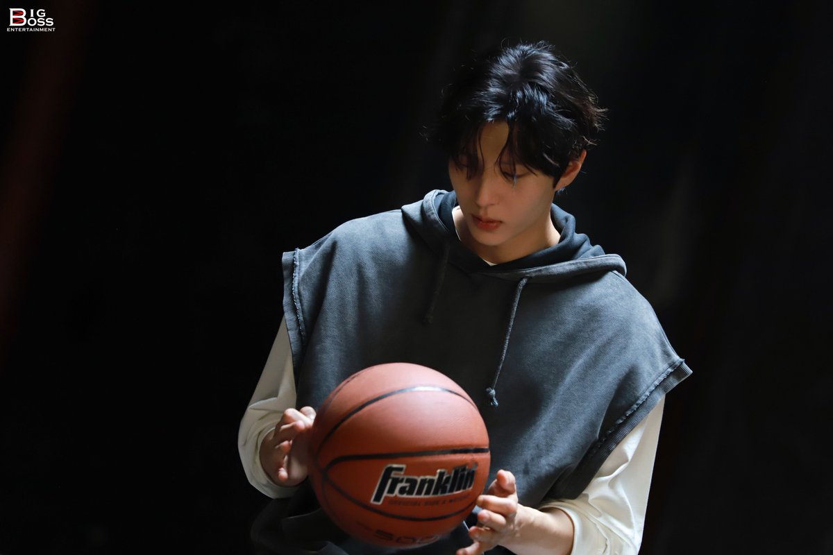 OfficialJTW_LEO's tweet photo. [📸PHOTO]

연극 ‘테베랜드’ 포스터 촬영 비하인드📿🏀

📌 https://t.co/AeJNuxd4pD

#정택운 #JUNGTAEKWOON
#레오 #LEO
#테베랜드 #마르틴 #페데리코 https://t.co/m7FYeVjUIf