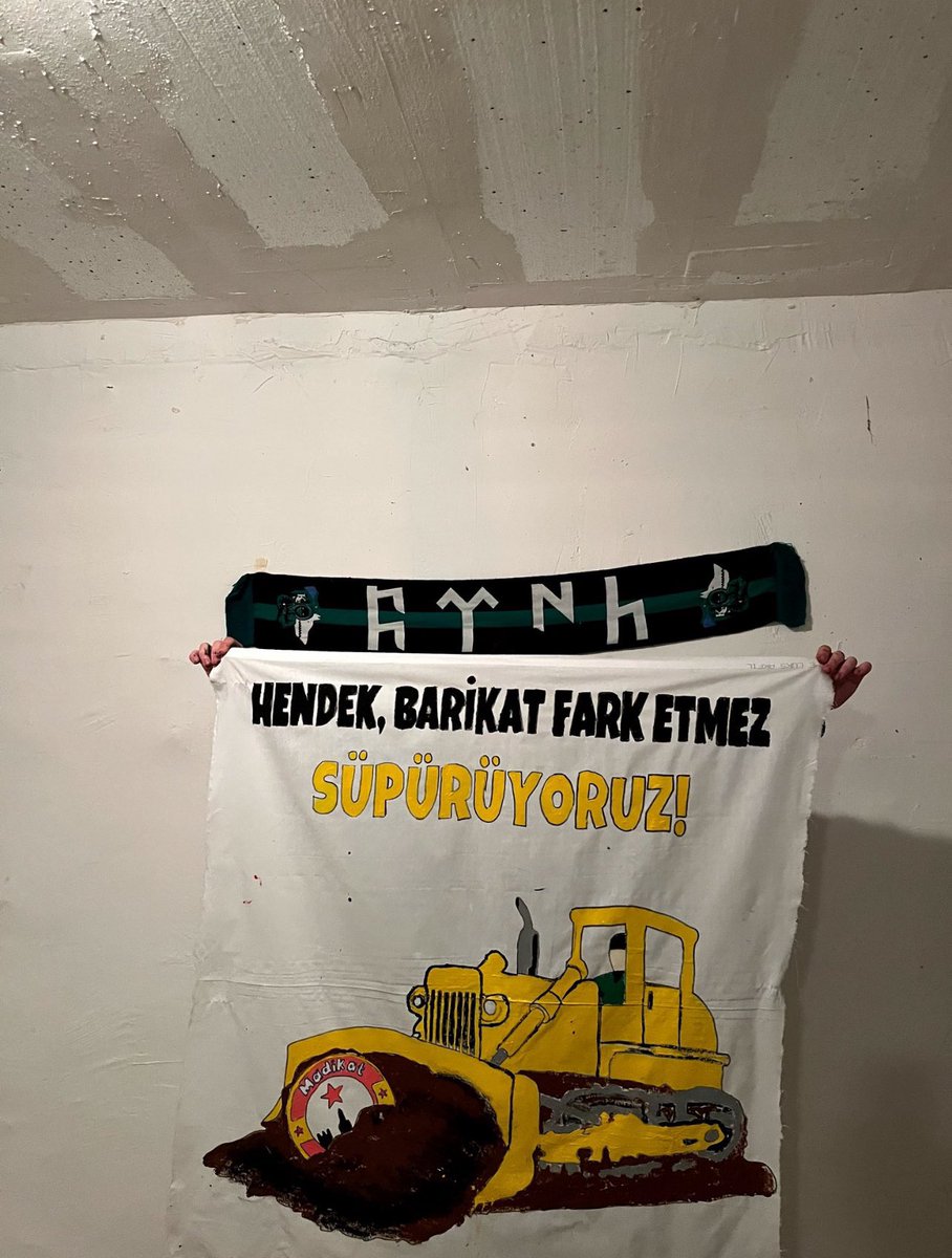 Kocaelispor taraftarının, Amedspor maçı öncesi yaptığı pankartlar.