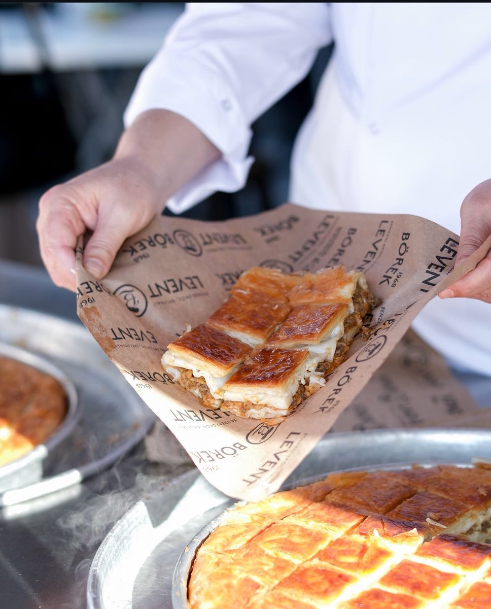 LeventBorekTR's tweet photo. Kıymalı Levent Börek, malzemesi bol lezzeti bambaşka!

#LeventBörek #BenzeriDeğilOrijinali #AdanaBöreği https://t.co/uYgurXjOMN