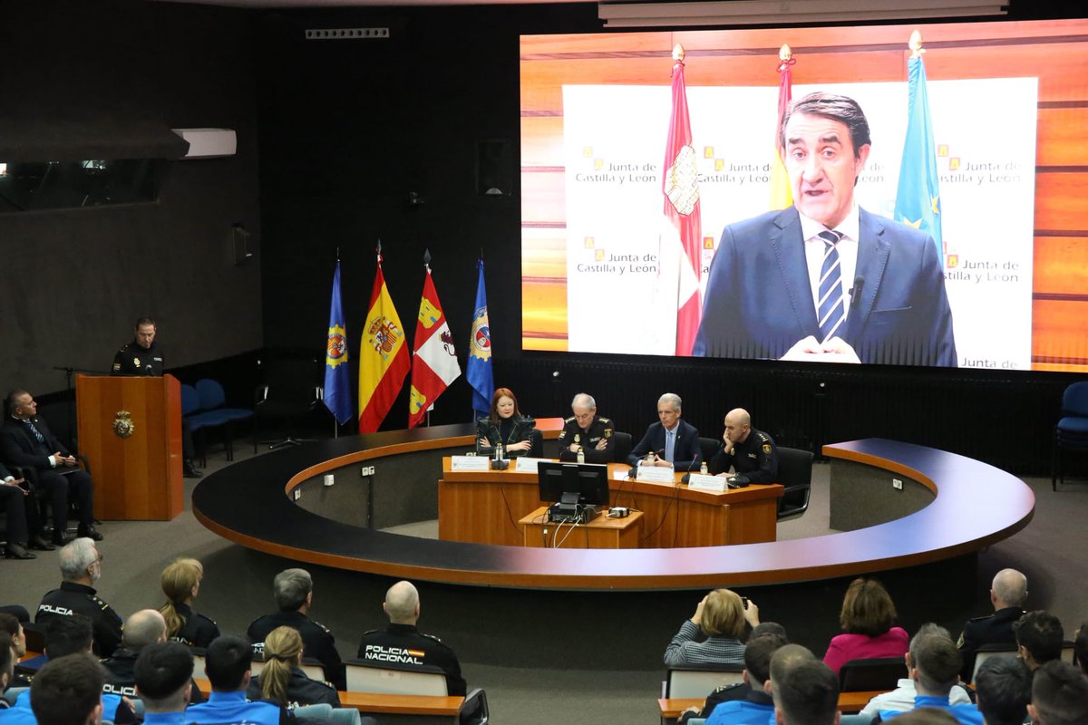 DanielArroyoF's tweet photo. L Formación de la 47 Promoción Policías Locales de @jcyl  será de alta Excelencia y Calidad en la ENP donde su efectuará un Formacion con los mejores Instructores de Seguridad y Emergencias de Policía Municipal , Nacional y Expertos en materia  Policial @irenecortesc5 
@policia https://t.co/cRXznZ19rh