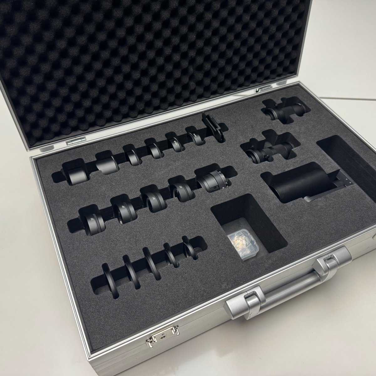 SPECTRA - SPOT * FLOOD * ZOOM * FRAMING * GOBOS

SPECTRA representa el proyector definitivo, por su gran versatilidad, se trata de una nueva generación de proyectores, que ofrece ahora dos familias de productos, SPECTRA 48V, SPECTRA OnTrack, con hasta tres tallas S1, S3, S5.