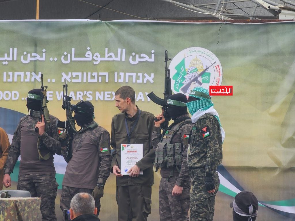 لسان حال المتصهينين
لما طلعت الأسيرات بصحة جيدة: "المقاومة تهتم بالأسرى على حساب الشعب"
لما طلع الأسرى بصحة سيئة: "المقاومة تسيء معاملة أسراها".

حط في تمك حبة حلو وصف ع جنب، لما تعرف تأسر صهاينة تعال تكلم.