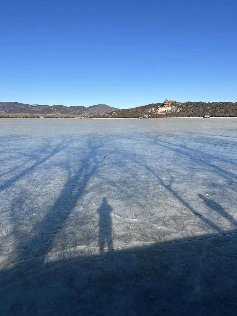 zero_bad_man's tweet image. 这是我第一次来到北京，第一次看到如此厚重的冰面。站在冰冻的湖边，脚下的寒冷渗入心底，让人感受到冬天的力量。空气清冷，阳光明媚，天际线的山脉与远处的建筑交织挑战了我对寒冷的极限，也让我感受到这个城市独特的冬日魅力。