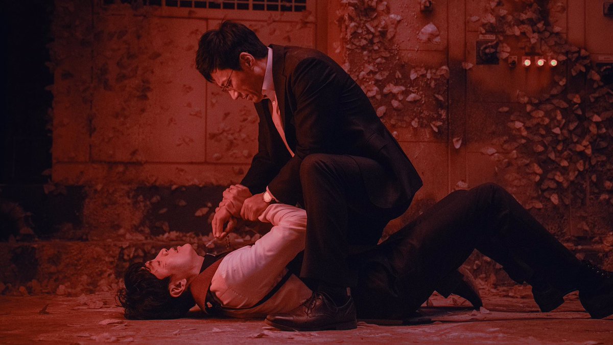 nhamtoeirama's tweet image. #DevilsStay #사흘 #ปีศาจปรสิต 
คนสายวิทยาศาสตร์ ปะทะต่อต้านความคิดแบบไสยศาสตร์ ซึ่งหนังสามารถถ่ายทอดส่วนนี้ออกมาได้ดูสนุก พร้อมกับงานสร้างโดดเด่น และความมันส์ที่เสิร์ฟได้ดีในองก์ท้าย แม้ต้นเรื่องจะช้าจนง่วงบ้าง ลำไยตัวละครนึงบ้าง แต่โดยรวมก็เป็นหนังดูเอามันส์ได้อย่างดี
#movietwit