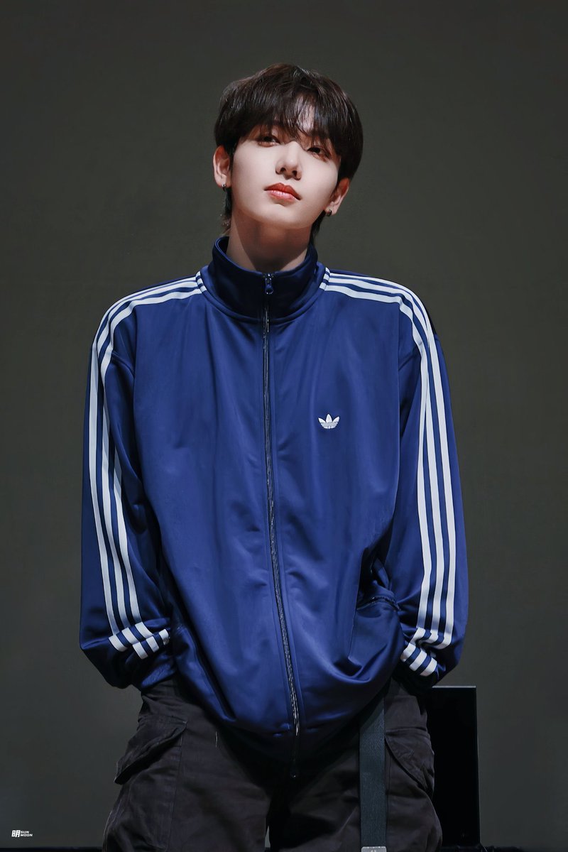 친구가 이 사진 보고 본인이 아는 명재현이 아니라고 명재현은 이렇게 날티나지 않는다고 이건 명재현이 아니래ㅜㅜ쿠ㅜㅜㅜㅜ쿠ㅜㅜㅋㅋ