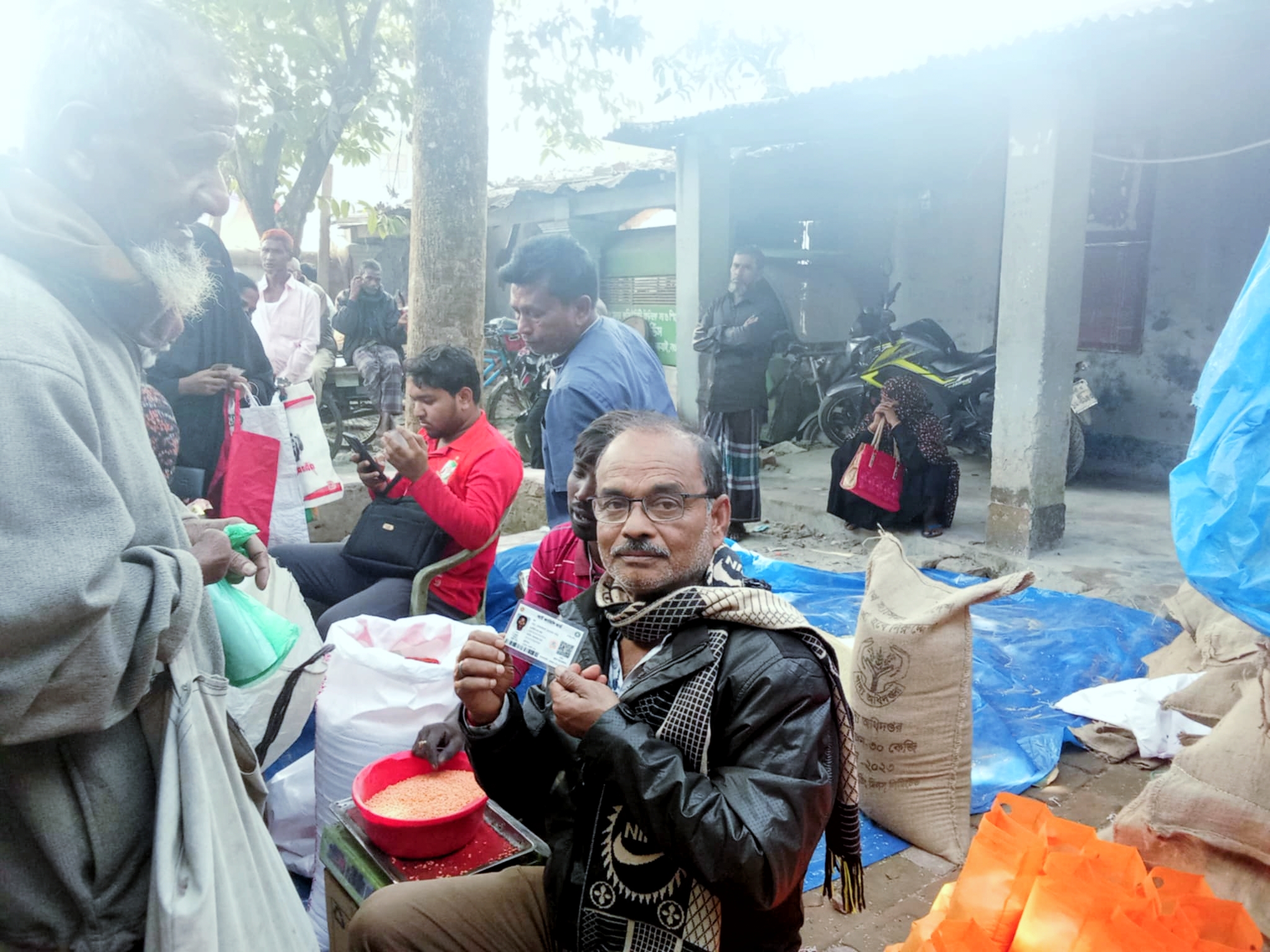 আত্রাইয়ে স্মার্ট ফ্যামিলি কার্ডে টিসিবির পণ্য বিক্রয়