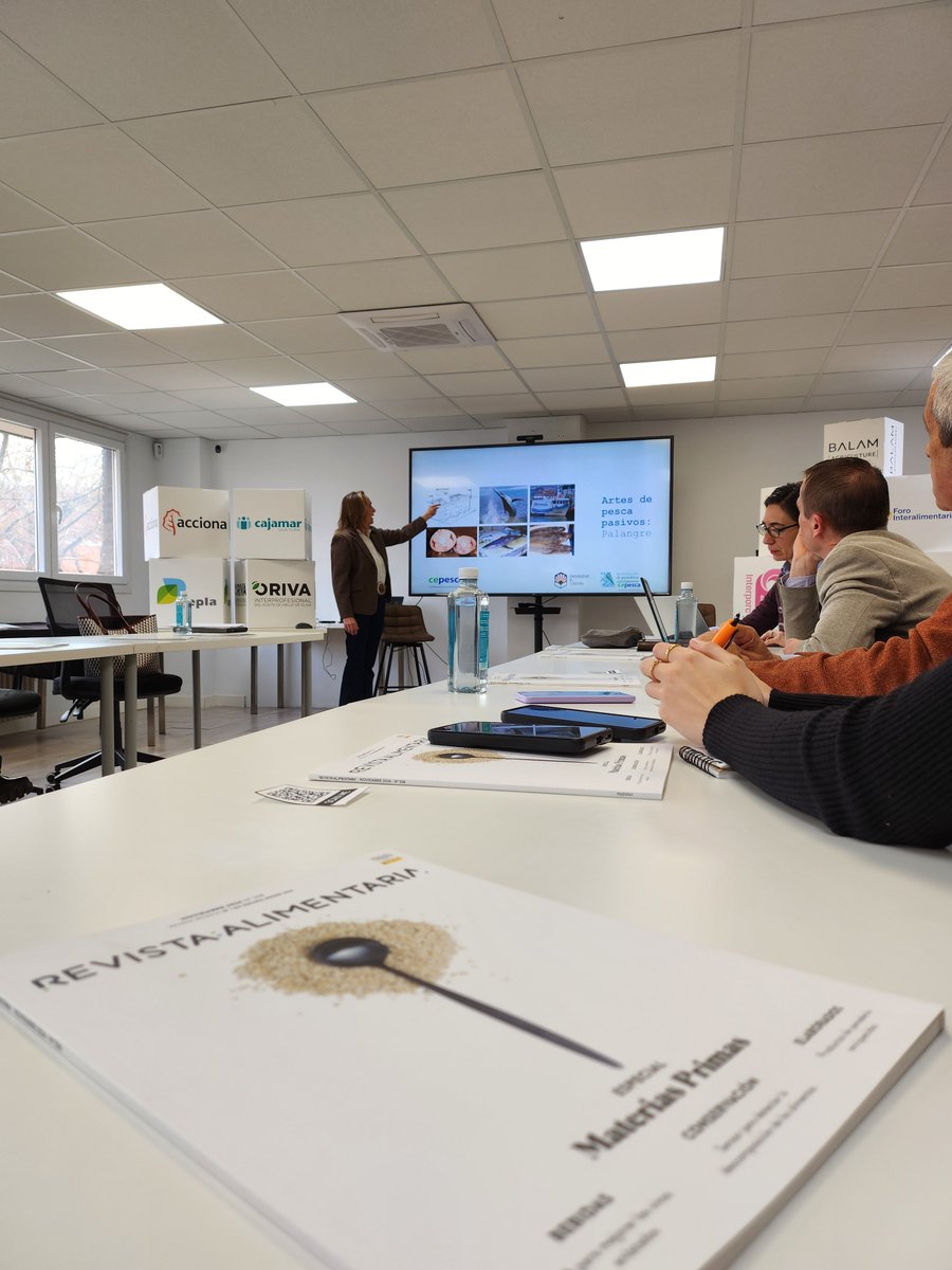 Empezamos sesión presencial de <a href="/EUCAgro/">Comunicación Agroalimentaria</a> aprendiendo de #pesca con Rocío Béjar, secretaria general adjunta de <a href="/CEPESCA/">CEPESCA</a> y gracias a la colaboración de <a href="/RevistaAlimenta/">Revista Alimentaria</a> , que nos acoge en su sede.