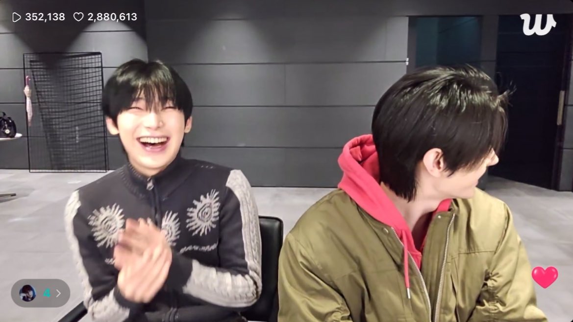 pocketzgallery's tweet photo. SUNOO'S BRIGHT SMILE WHEN JUNGWON CAME IN AND JOINED SUNSUN'S LIVE FOR A BIT 😭 https://t.co/RNYNPjMJoD
