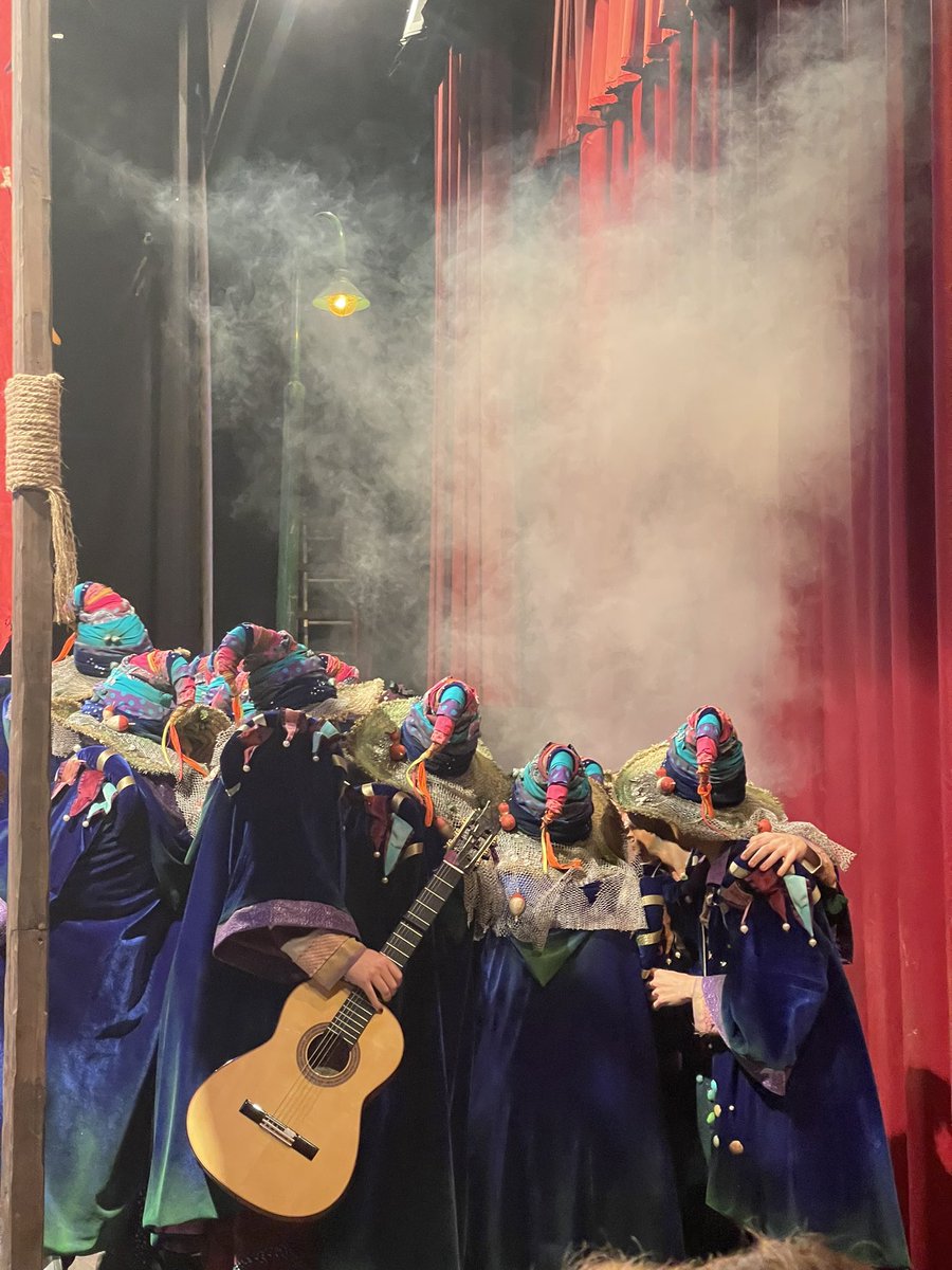 Hace justo un año que pisamos las tablas por última vez, y hoy, tenemos la suerte de que Cádiz nos llame de nuevo para cantarle.
Con todo el cariño del mundo, esperamos que la disfrutéis tanto como este grupo de amigos 
Nos vemos esta noche con…

“LOS DEL OTRO BARRIO"